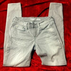 Women Dezinen from Levi’s low rise jegging